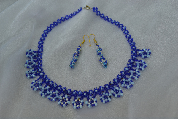 Гарнитур ожерелье с цветочками и серьги.JPG